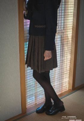 女人趴到床脱了内裤打光屁股视频_720电影全集观看